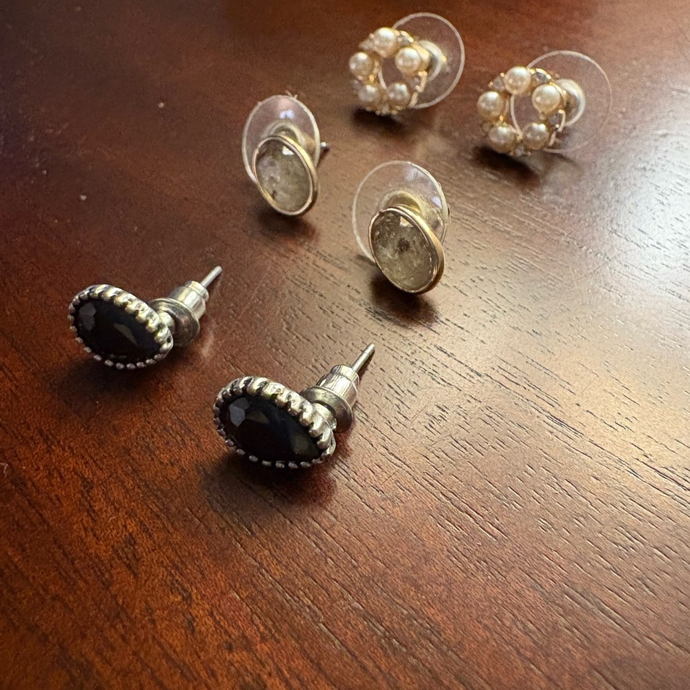 Elegant Black and Pearl Stud Earrings Set